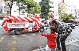 İzmir’de Cumhuriyet coşkusu her ilçeyi sardı