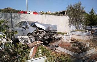 İzmir’de ilginç kaza: Aracıyla mezarlığa uçtu,...