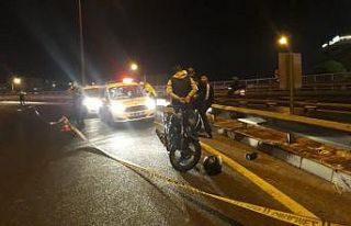 İzmir’de virajı alamayan motosiklet bariyere çarptı:...