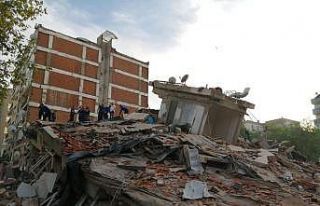 İzmir’deki depremde yıkılan binadan 7 kişi kurtarıldı