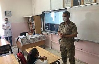 Jandarma eğitim görün çocukları yalnız bırakmadı