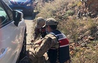 Jandarma ekipleri lastiği patlayan sürücüye yardım...