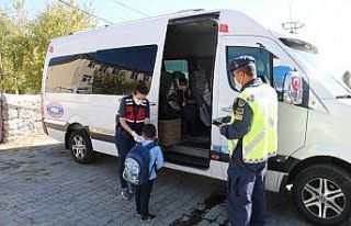 Jandarma ekipleri, okul servis araçlarını denetledi