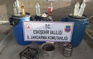 Jandarma kaçak alkol üreten şüpheliye yakaladı