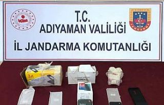 Jandarma kaçak cep telefonu ele geçirdi