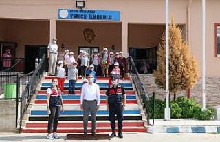 Jandarma, Karacasulu minik öğrencilerin heyecanına...