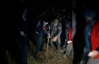 Jandarma kaybolan yaşlı adamı hendek içerisine...