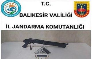 Jandarma Kepsut’ta 2 silah yakaladı