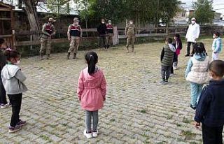 Jandarma öğrencilere maske ve boyama kitabı dağıttı