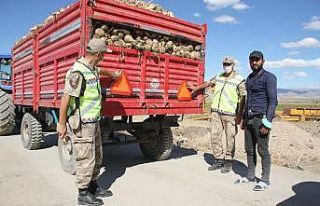 Jandarma traktör sürücülerine reflektör dağıttı