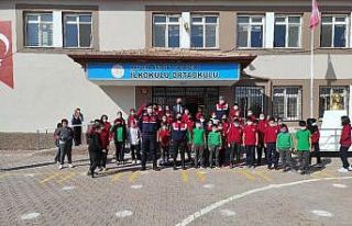 Jandarmadan ilkokullu çocuklara ziyaret