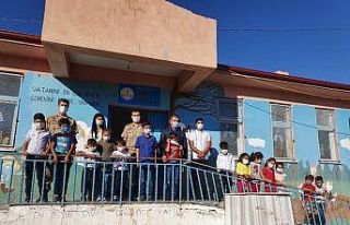 Jandarmadan köy okullarına tablet desteği