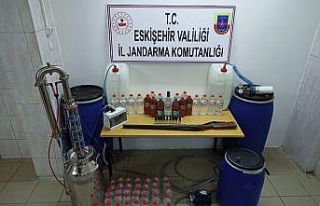 Kaçak alkol üretip satan şüpheliler jandarmadan...
