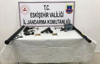 Kaçak kazı için araştırma yaparken yakalandılar