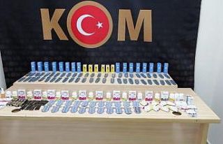 Kaçak ürünleri piyasaya sürmeden yakalandılar