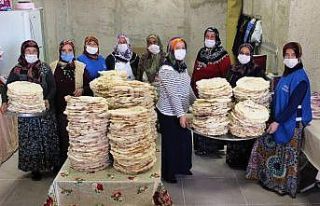 Kadınlar cami yaptırabilmek için yufka satıyor,...