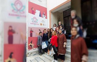 Kadınları hazırladıkları tiyatro oyununu kadınlara...