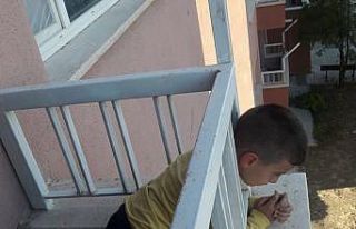 Kafası balkon korkuluklarına sıkışan çocuğu...