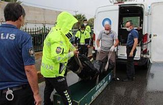 Kaldırıma çarpıp tahliye kanalına düşen motosiklet...