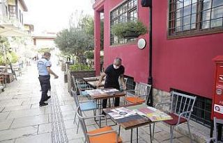 Kaleiçi’nde işyeri dışına taşan masa ve sandalyeler...