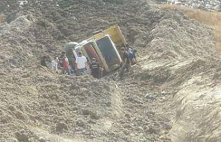 Kamyon devrildi, sürücü 1 saatlik çalışmanın...