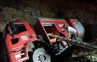 Kamyon kazasına giden itfaiye aracı şarampole devrildi