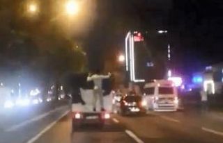 Kamyonet arkasında tehlikeli yolculuk