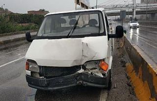 Kamyonet beton bariyere çarptı: 1 yaralı