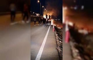 Kamyonet kasasındaki yangını söndürmek için...