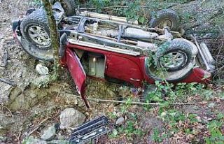 Kamyonet uçuruma yuvarlandı: 1 ölü, 1 yaralı