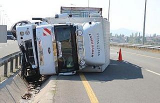 Kamyonet yan yattı, sürücü yara almadan kurtuldu