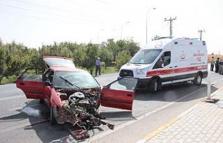 Kamyonetle çarpışan otomobil parçalandı 3 kişi...