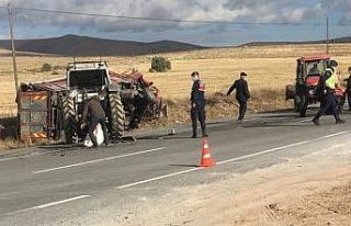 Kamyonla çarpışan traktör ortadan ikiye bölündü,...