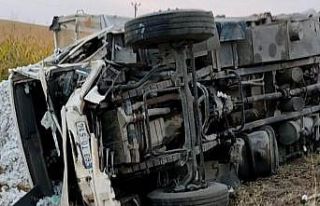 Kamyonlar kafa kafaya çarpıştı: 3 ölü, 1 yaralı
