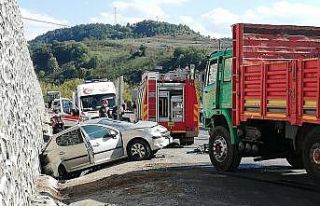 Kamyonun çarptığı otomobilde sıkışan sürücü...