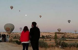 Kapadokya’da sıcak hava balonları gökyüzünde...