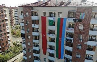 Karabağ göçmeni yarım asırlık terziden dev bayraklı...