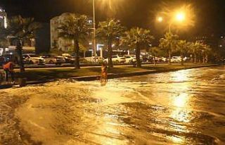 Karadeniz’de dev dalgalar oluştu, deniz yola taştı