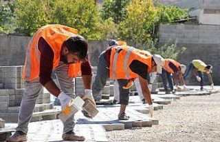 Karaköprü kırsalında kilitli parke çalışmaları...