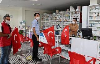 Karaköprü’de esnafa Türk Bayrağı hediyesi