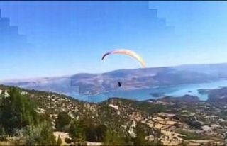 Karaman’da kayalıklara çarpan yamaç paraşütçüsü...