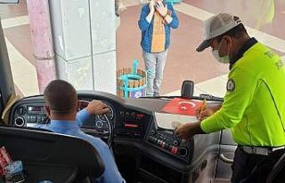 Karantinada olmaları gerekiyordu, direksiyon başında...