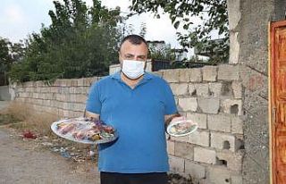 Karantinadaki ailelere kebap ikramı
