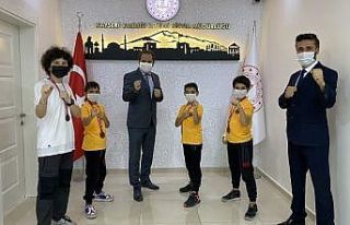 Karatede derece yapan öğrenciler, Ekinci’yi ziyaret...