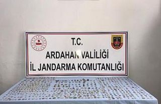 Kargo aracında gizlenmiş tarihi eserler ele geçirildi