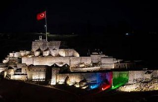 Kars Kalesi Azerbaycan bayrağı renkleriyle ışıl...