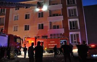 Kars’ta 4 katlı binada çıkan yangın korkuttu