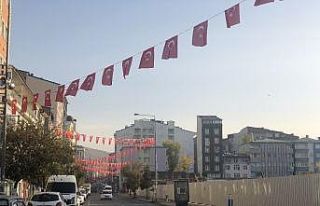 Kars’ta caddeler bayraklarla donatıldı