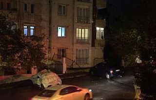 Kartal’da bir apartmanın istinat duvarı çöktü