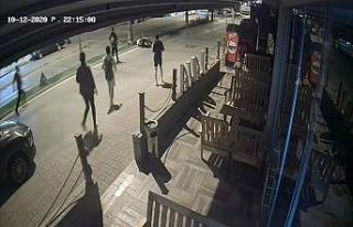 Kasksız motosiklet sürücüsü ölümden öndü,...